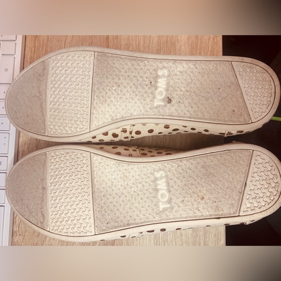 EUC Toms natural and rose gold polka dots Size 8.5W - Picture 5 of 5